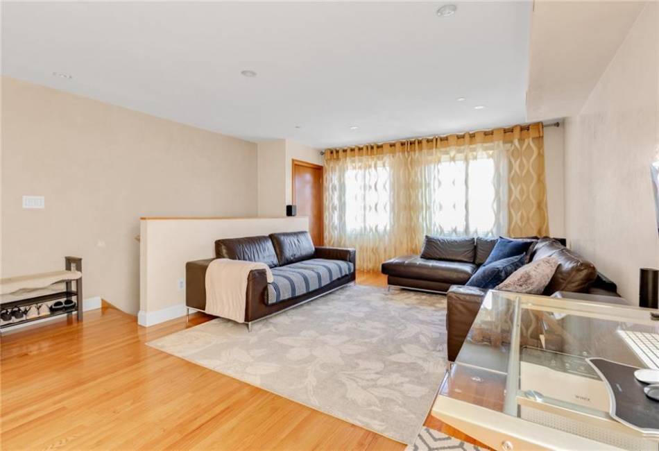2750 28th Street, Brooklyn, New York 11235, 3 Bedrooms Bedrooms, ,3 BathroomsBathrooms,Residential,For Sale,28th,490492