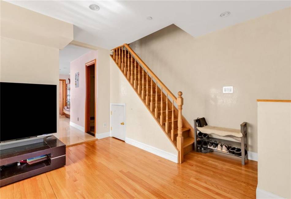 2750 28th Street, Brooklyn, New York 11235, 3 Bedrooms Bedrooms, ,3 BathroomsBathrooms,Residential,For Sale,28th,490492