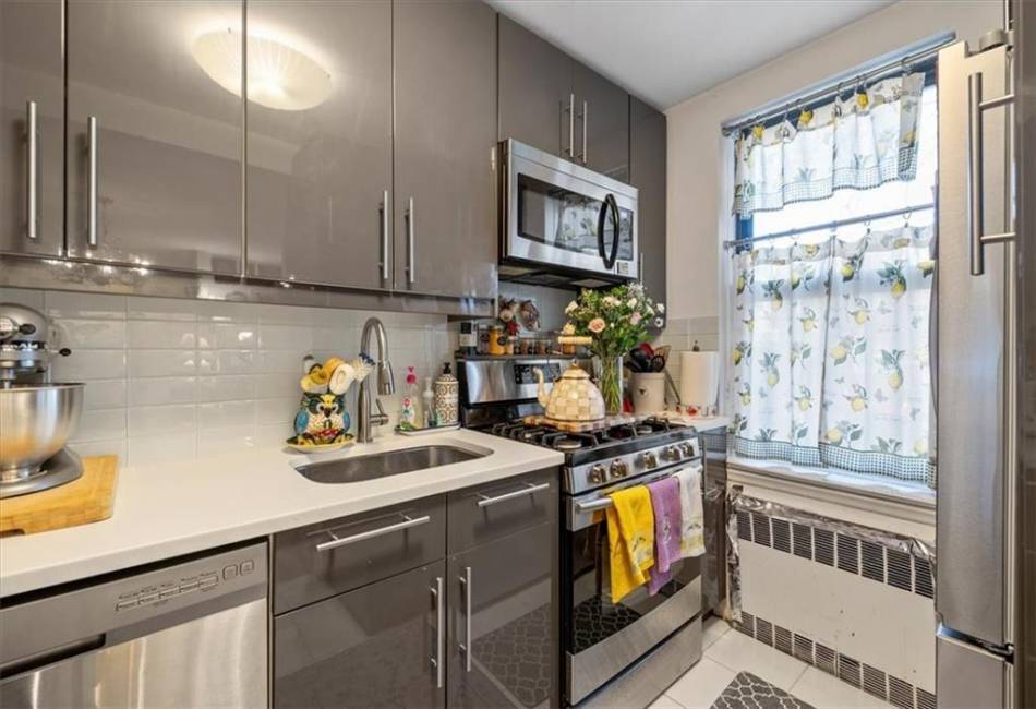 302 96th Street, Brooklyn, New York 11209, 1 Bedroom Bedrooms, ,1 BathroomBathrooms,Residential,For Sale,96th,490571
