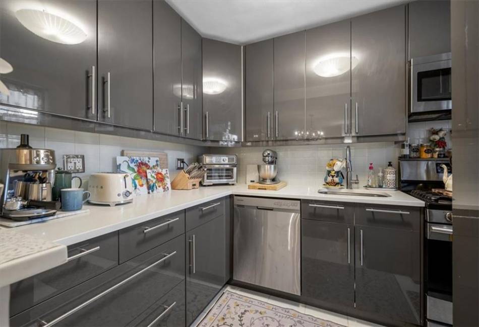 302 96th Street, Brooklyn, New York 11209, 1 Bedroom Bedrooms, ,1 BathroomBathrooms,Residential,For Sale,96th,490571