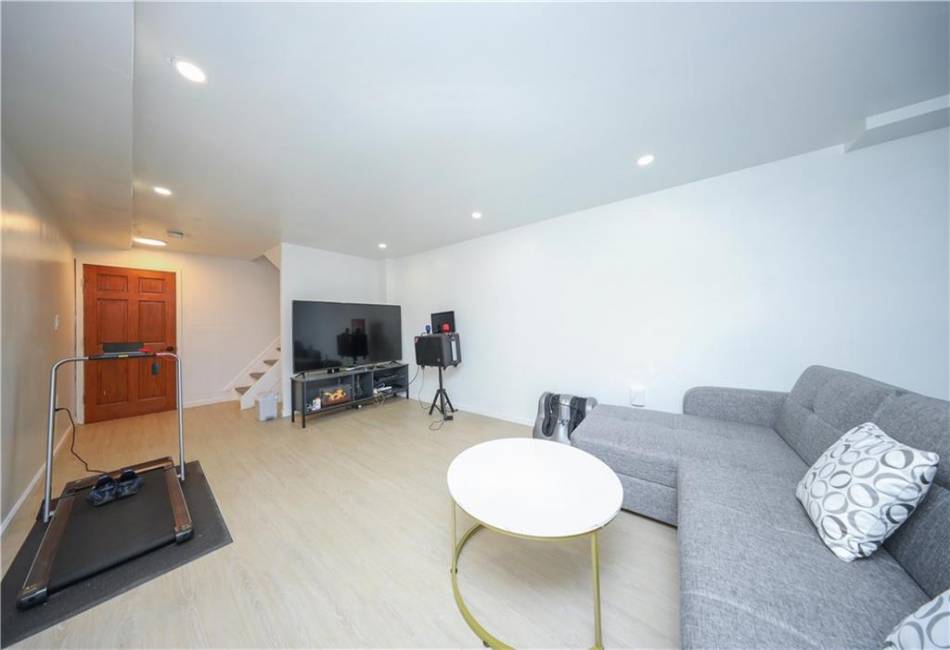 135 Saint Johns Avenue, Staten Island, New York 10305, 2 Bedrooms Bedrooms, ,2 BathroomsBathrooms,Residential,For Sale,Saint Johns,490617