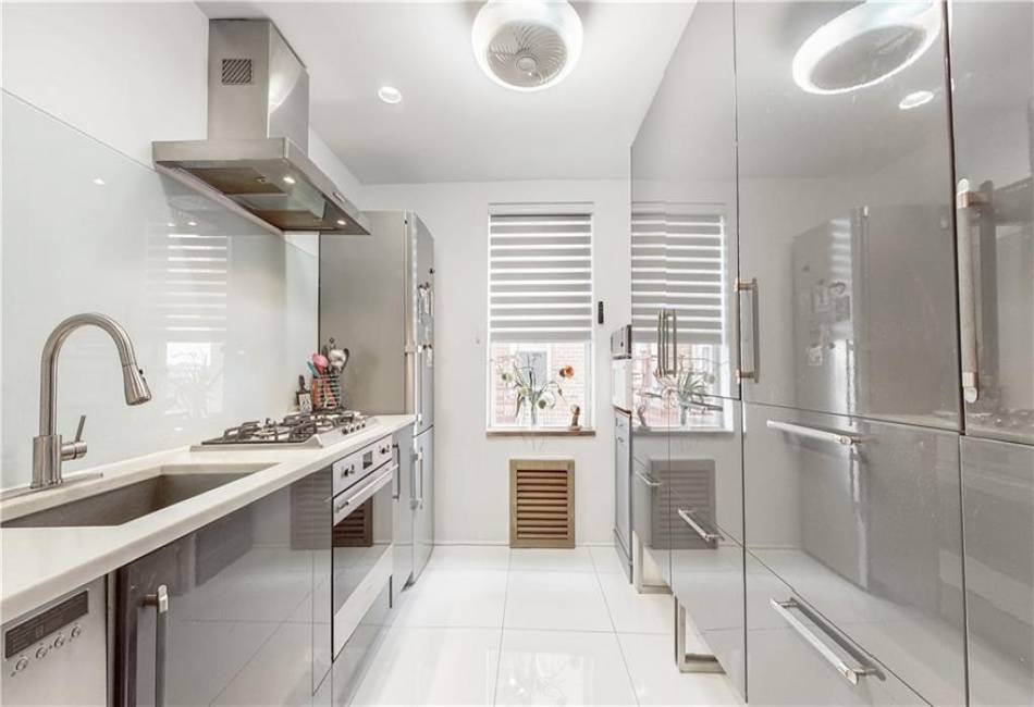 1625 Emmons Avenue, Brooklyn, New York 11235, 2 Bedrooms Bedrooms, ,1 BathroomBathrooms,Residential,For Sale,Emmons,490646