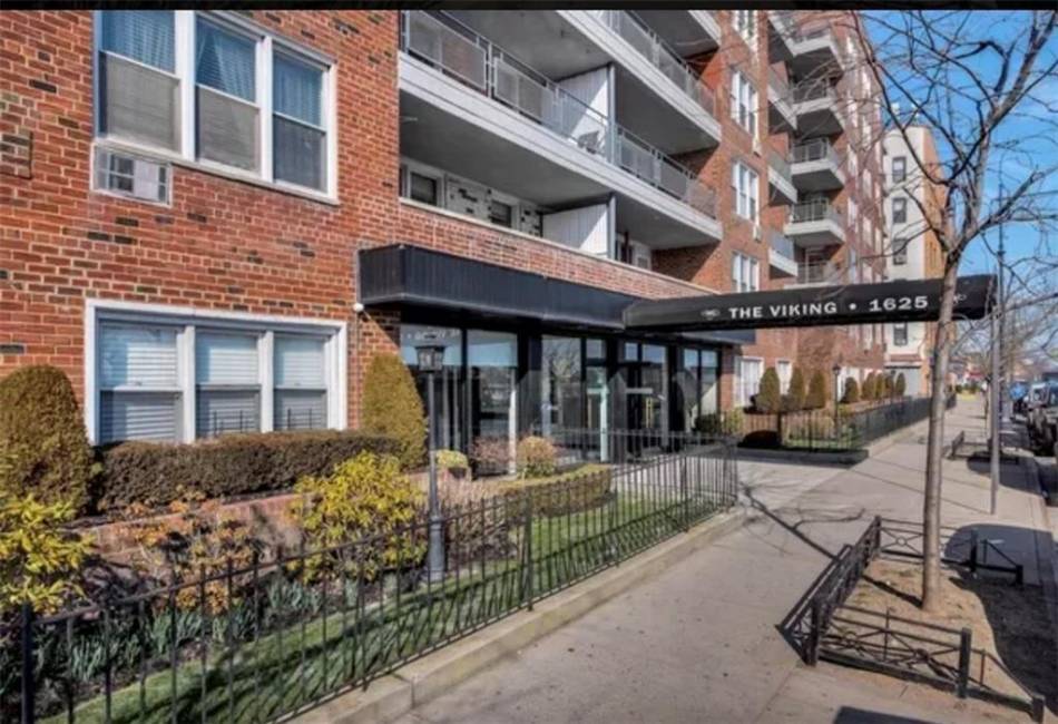 1625 Emmons Avenue, Brooklyn, New York 11235, 2 Bedrooms Bedrooms, ,1 BathroomBathrooms,Residential,For Sale,Emmons,490646