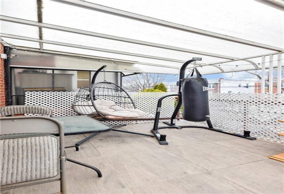 2556 26th Street, Brooklyn, New York 11235, 3 Bedrooms Bedrooms, ,4 BathroomsBathrooms,Residential,For Sale,26th,490649