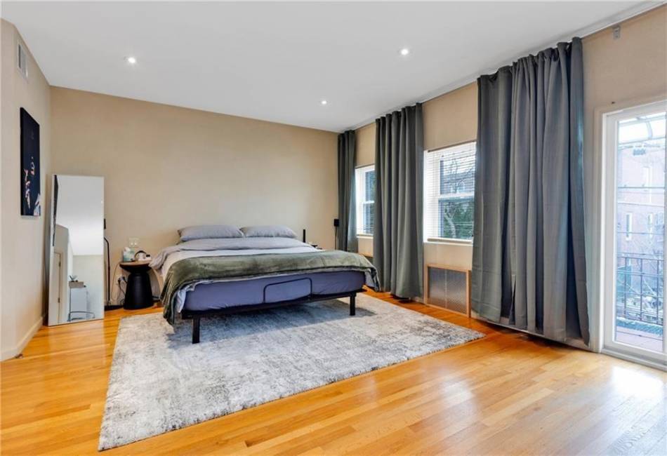 2556 26th Street, Brooklyn, New York 11235, 3 Bedrooms Bedrooms, ,4 BathroomsBathrooms,Residential,For Sale,26th,490649