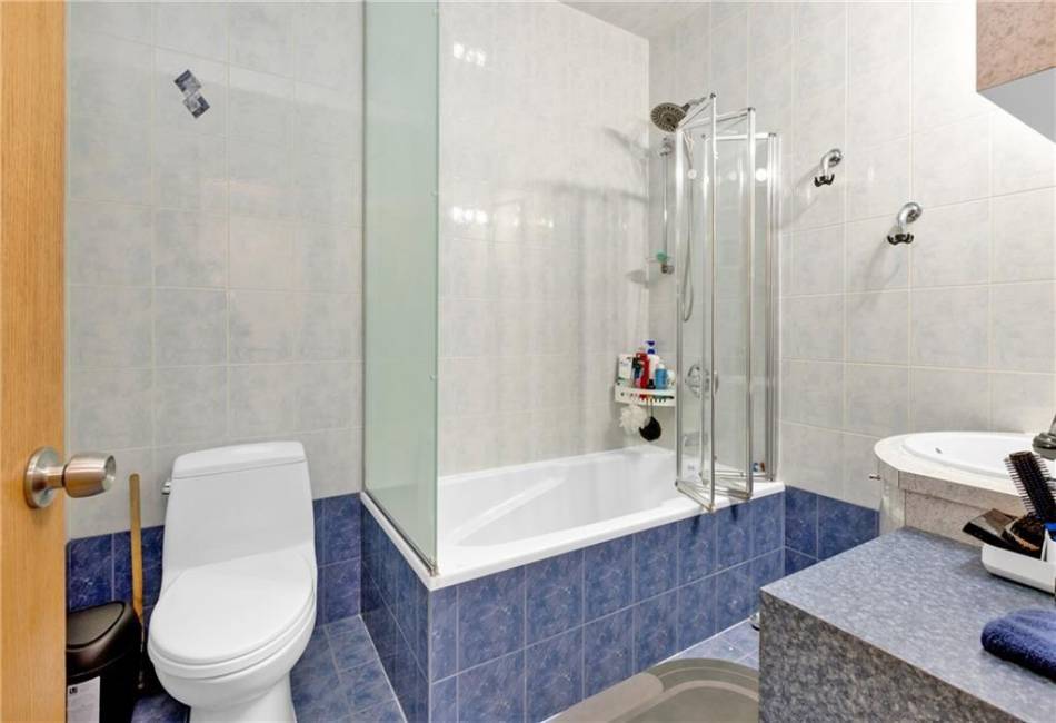 2556 26th Street, Brooklyn, New York 11235, 3 Bedrooms Bedrooms, ,4 BathroomsBathrooms,Residential,For Sale,26th,490649