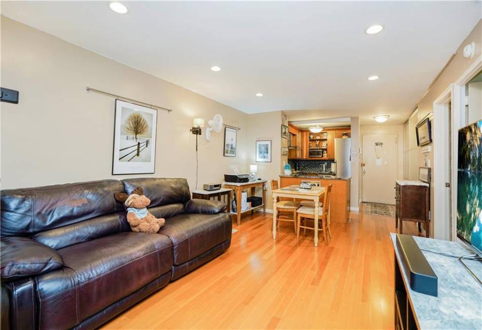 1000 Clove Road, Staten Island, New York 10301, 1 Bedroom Bedrooms, ,1 BathroomBathrooms,Residential,For Sale,Clove,490714
