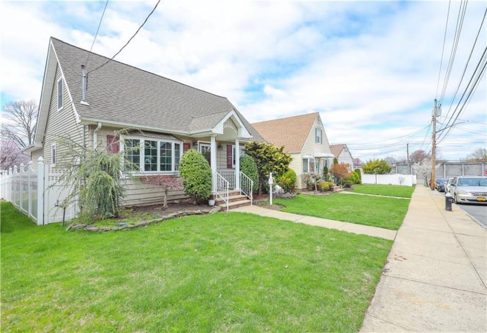 192 Gansevoort Boulevard, Staten Island, New York 10314, 4 Bedrooms Bedrooms, ,2 BathroomsBathrooms,Residential,For Sale,Gansevoort,490925