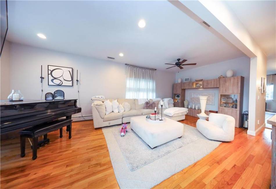 147 Kirshon Avenue, Staten Island, New York 10314, 4 Bedrooms Bedrooms, ,4 BathroomsBathrooms,Residential,For Sale,Kirshon,490933