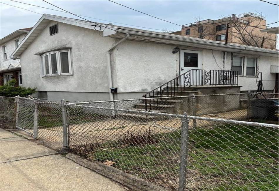 1114 Banner Avenue, Sheepshead Bay, New York 11235, 3 Bedrooms Bedrooms, ,1 BathroomBathrooms,Residential,For Sale,Banner,490939