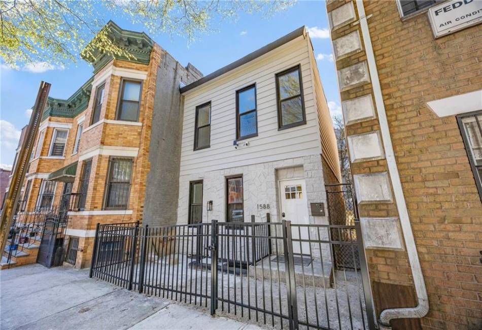 1588 Lincoln Place, Brooklyn, New York 11233, 3 Bedrooms Bedrooms, ,2 BathroomsBathrooms,Residential,For Sale,Lincoln,490811