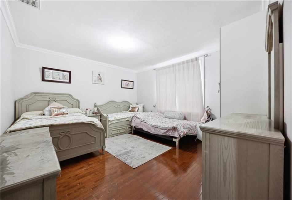 361 Victory Boulevard, Staten Island, New York 10301, ,Mixed Use,For Sale,Victory,490989