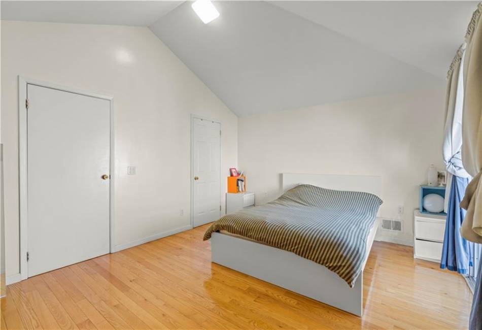 35 Country Drive, Staten Island, New York 10314, 2 Bedrooms Bedrooms, ,2 BathroomsBathrooms,Residential,For Sale,Country,492153