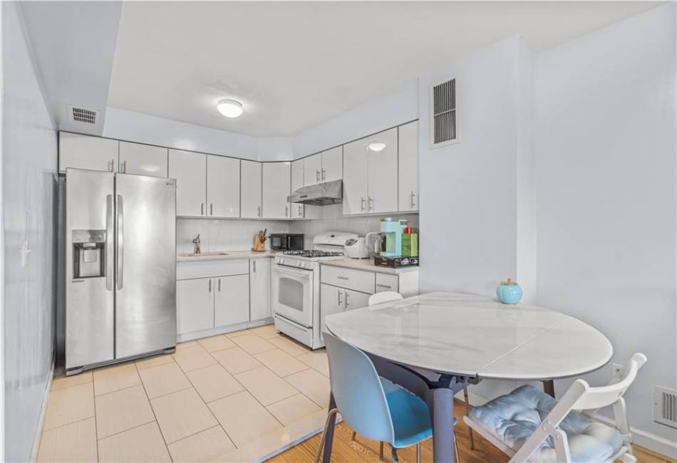 35 Country Drive, Staten Island, New York 10314, 2 Bedrooms Bedrooms, ,2 BathroomsBathrooms,Residential,For Sale,Country,492153