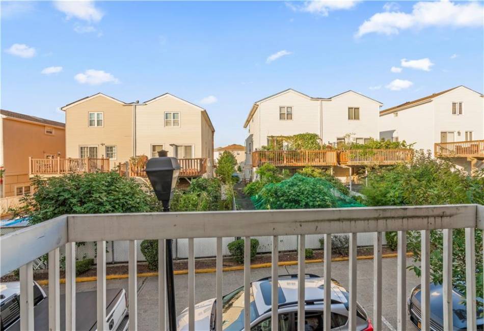 35 Country Drive, Staten Island, New York 10314, 2 Bedrooms Bedrooms, ,2 BathroomsBathrooms,Residential,For Sale,Country,492153