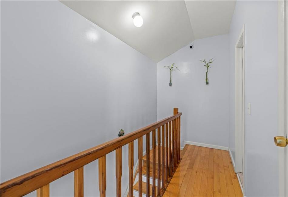 35 Country Drive, Staten Island, New York 10314, 2 Bedrooms Bedrooms, ,2 BathroomsBathrooms,Residential,For Sale,Country,492153