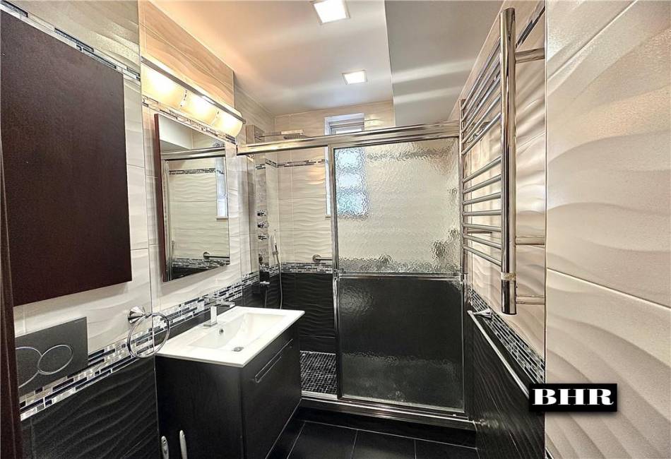 2461 29th Street, Brooklyn, New York 11235, 2 Bedrooms Bedrooms, ,1 BathroomBathrooms,Residential,For Sale,29th,492195