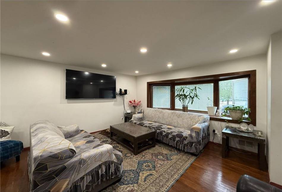 56 Gary Court, Staten Island, New York 10314, 6 Bedrooms Bedrooms, ,4 BathroomsBathrooms,Residential,For Sale,Gary,492200