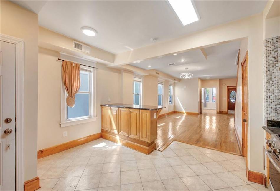 394 Linden Boulevard, Brooklyn, New York 11203, 4 Bedrooms Bedrooms, ,2 BathroomsBathrooms,Residential,For Sale,Linden,492289