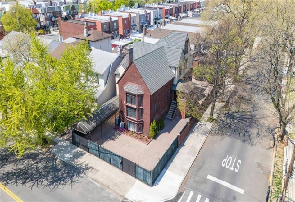 3821 Avenue S, Brooklyn, New York 11234, 6 Bedrooms Bedrooms, ,6 BathroomsBathrooms,Residential,For Sale,Avenue S,492326