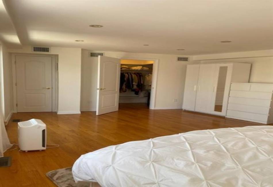 63 Brighton 2nd Place, Brooklyn, New York 11235, 1 Bedroom Bedrooms, ,1 BathroomBathrooms,Residential,For Sale,Brighton 2nd,492306