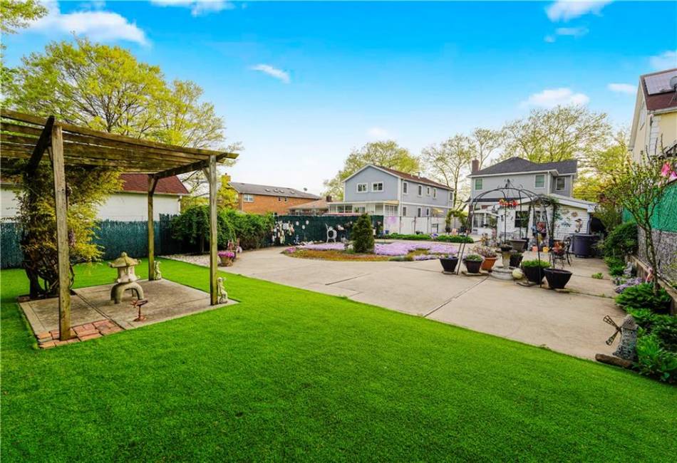 25 Legion Place, Staten Island, New York 10305, 2 Bedrooms Bedrooms, ,3 BathroomsBathrooms,Residential,For Sale,Legion,492390