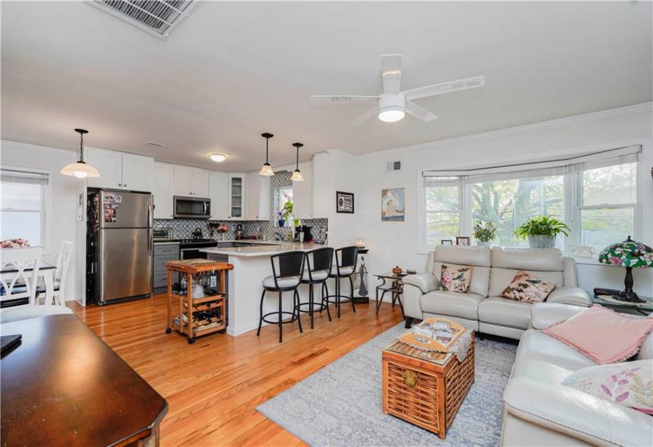 25 Legion Place, Staten Island, New York 10305, 2 Bedrooms Bedrooms, ,3 BathroomsBathrooms,Residential,For Sale,Legion,492390