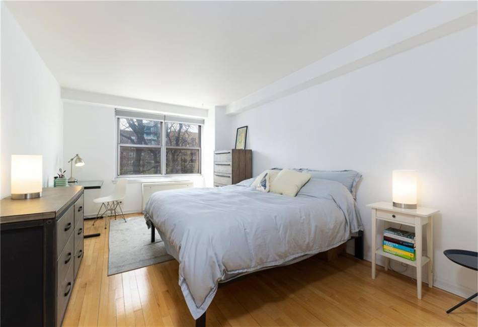 135 Ocean Parkway, Brooklyn, New York 11218, 2 Bedrooms Bedrooms, ,2 BathroomsBathrooms,Residential,For Sale,Ocean,492401