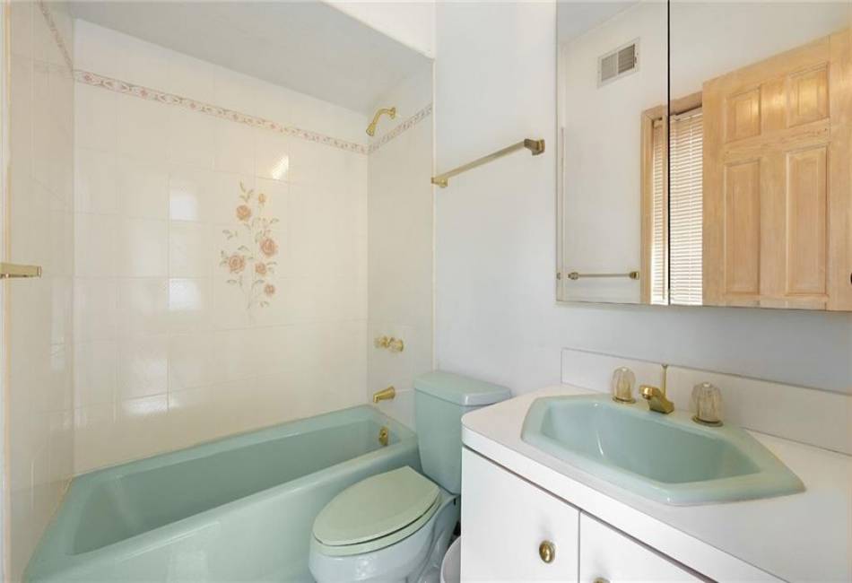16 Nicolosi Loop, Staten Island, New York 10312, 5 Bedrooms Bedrooms, ,5 BathroomsBathrooms,Residential,For Sale,Nicolosi,492427