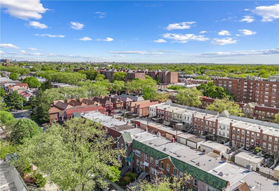 1933 East 28th Street, Brooklyn, New York 11229, 3 Bedrooms Bedrooms, ,2 BathroomsBathrooms,Residential,For Sale,East 28th,492429