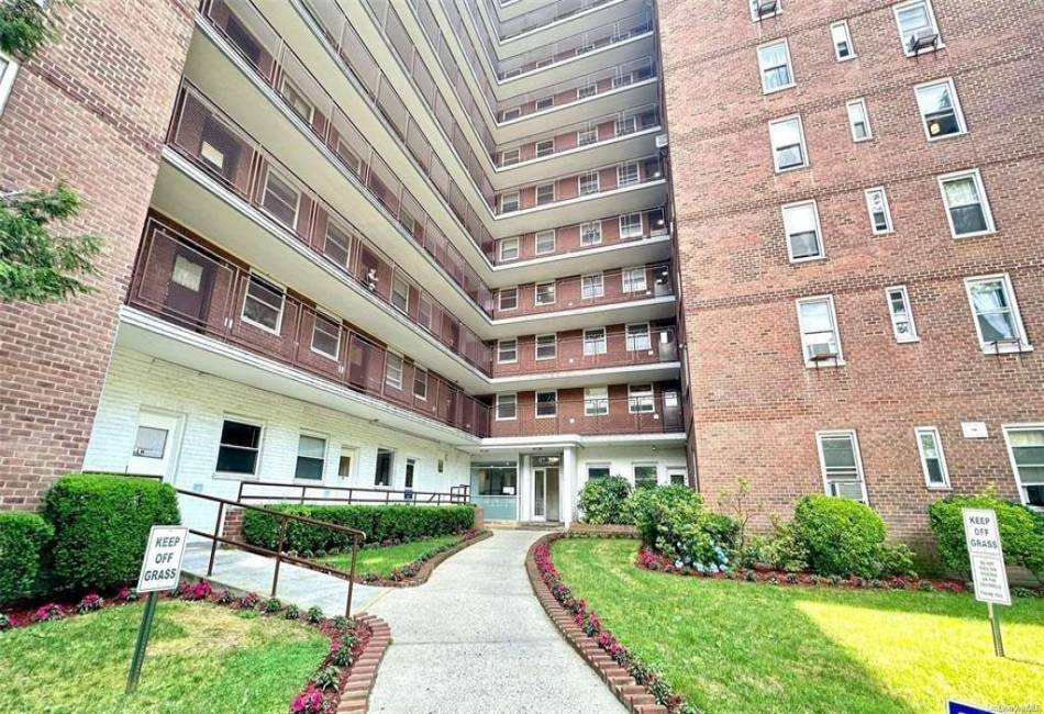 97-40 62nd Drive, Rego Park, New York 11374, 2 Bedrooms Bedrooms, ,1 BathroomBathrooms,Residential,For Sale,62nd,492453