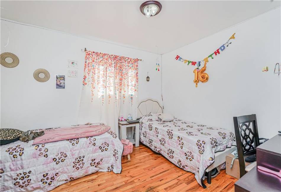 8 Rockville Avenue, Staten Island, New York 10314, 6 Bedrooms Bedrooms, ,4 BathroomsBathrooms,Residential,For Sale,Rockville,492479