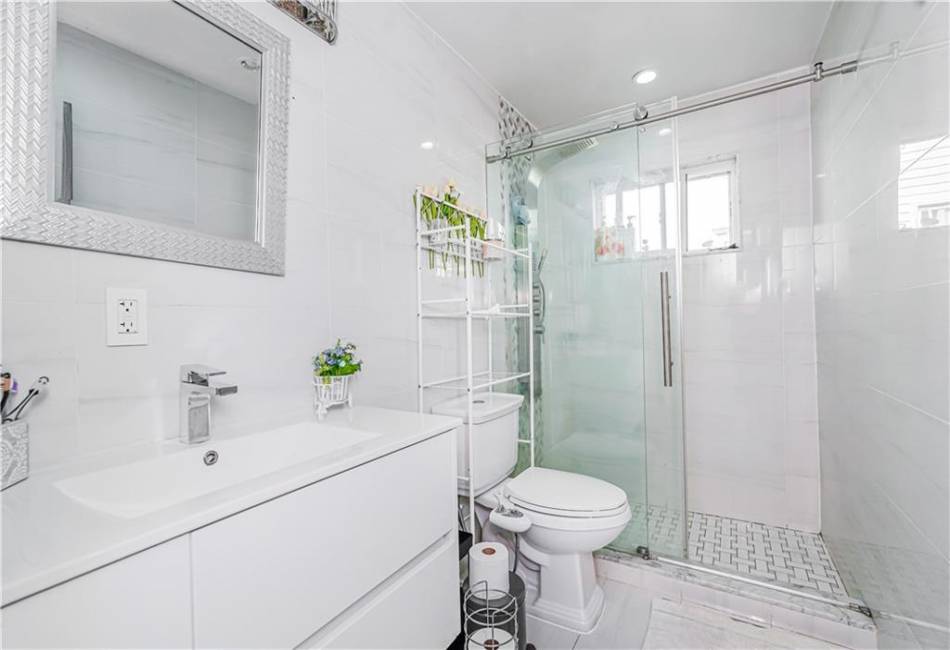8 Rockville Avenue, Staten Island, New York 10314, 6 Bedrooms Bedrooms, ,4 BathroomsBathrooms,Residential,For Sale,Rockville,492479
