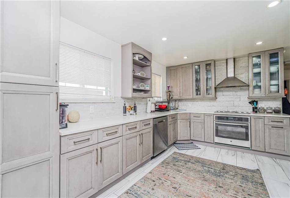8 Rockville Avenue, Staten Island, New York 10314, 6 Bedrooms Bedrooms, ,4 BathroomsBathrooms,Residential,For Sale,Rockville,492479