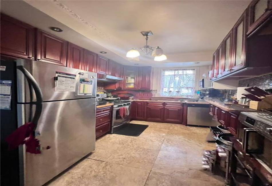 20 Brighton 4th Street, Brooklyn, New York 11235, 8 Bedrooms Bedrooms, ,4 BathroomsBathrooms,Residential,For Sale,Brighton 4th,492483