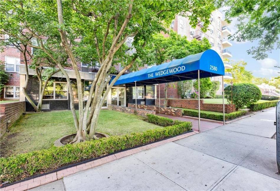 2580 Ocean Parkway, Brooklyn, New York 11235, 2 Bedrooms Bedrooms, ,1 BathroomBathrooms,Residential,For Sale,Ocean,492514