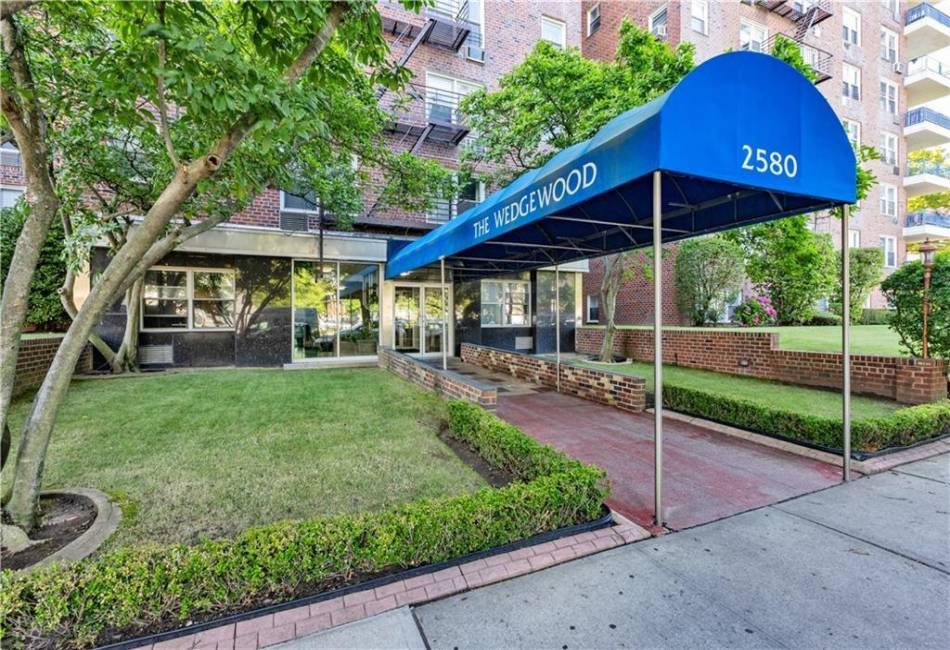2580 Ocean Parkway, Brooklyn, New York 11235, 2 Bedrooms Bedrooms, ,1 BathroomBathrooms,Residential,For Sale,Ocean,492514