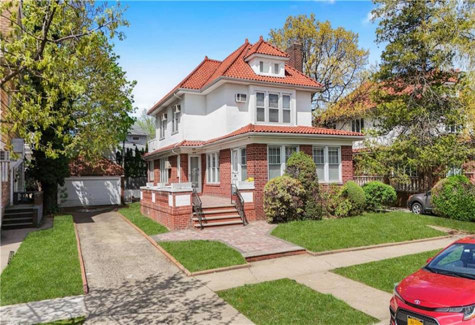 3098 Bedford Avenue, Brooklyn, New York 11210, 4 Bedrooms Bedrooms, ,4 BathroomsBathrooms,Residential,For Sale,Bedford,492513
