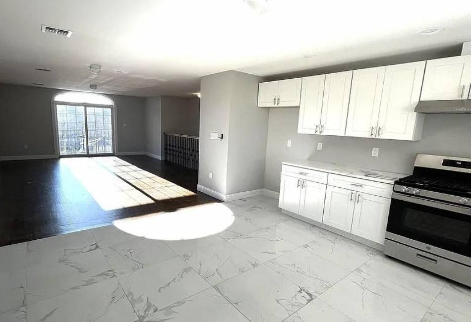 37 Creston Place, Staten Island, New York 10304, 3 Bedrooms Bedrooms, ,2 BathroomsBathrooms,Rental,For Sale,Creston,492537