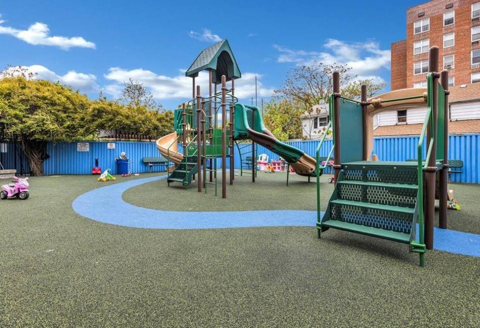 2546 13th Street, Brooklyn, New York 11235, 2 Bedrooms Bedrooms, ,1 BathroomBathrooms,Residential,For Sale,13th,492548