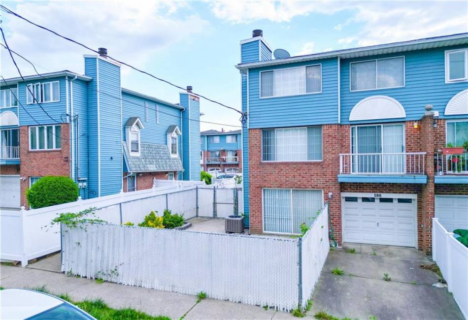 186 Monahan Avenue, Staten Island, New York 10314, 2 Bedrooms Bedrooms, ,2 BathroomsBathrooms,Residential,For Sale,Monahan,492590