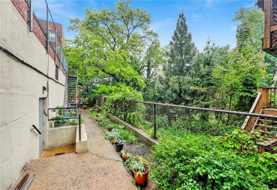 202 Seeley Street, Brooklyn, New York 11218, 2 Bedrooms Bedrooms, ,1 BathroomBathrooms,Residential,For Sale,Seeley,491089