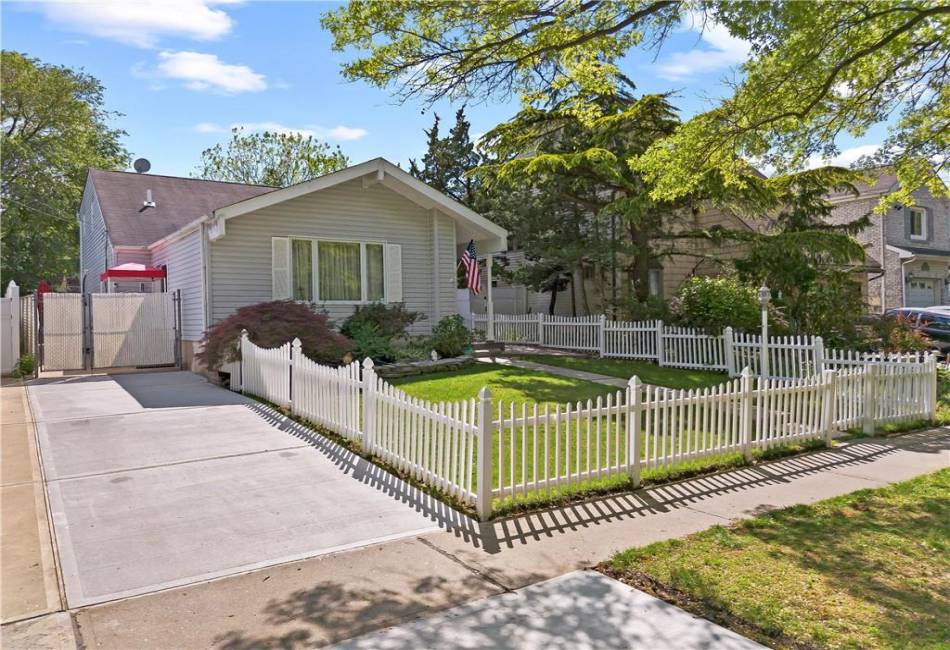 1182 Arthur Kill Road, Staten Island, New York 10312, 3 Bedrooms Bedrooms, ,2 BathroomsBathrooms,Residential,For Sale,Arthur Kill,492616