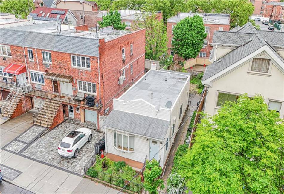 1223 Avenue Y, Brooklyn, New York 11235, 3 Bedrooms Bedrooms, ,1 BathroomBathrooms,Residential,For Sale,Avenue Y,492641