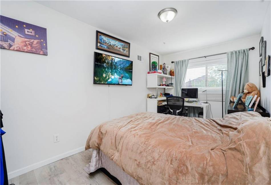 131 Stonegate Drive, Staten Island, New York 10304, 3 Bedrooms Bedrooms, ,3 BathroomsBathrooms,Residential,For Sale,Stonegate,492619