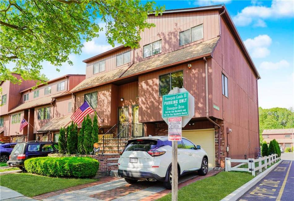 131 Stonegate Drive, Staten Island, New York 10304, 3 Bedrooms Bedrooms, ,3 BathroomsBathrooms,Residential,For Sale,Stonegate,492619
