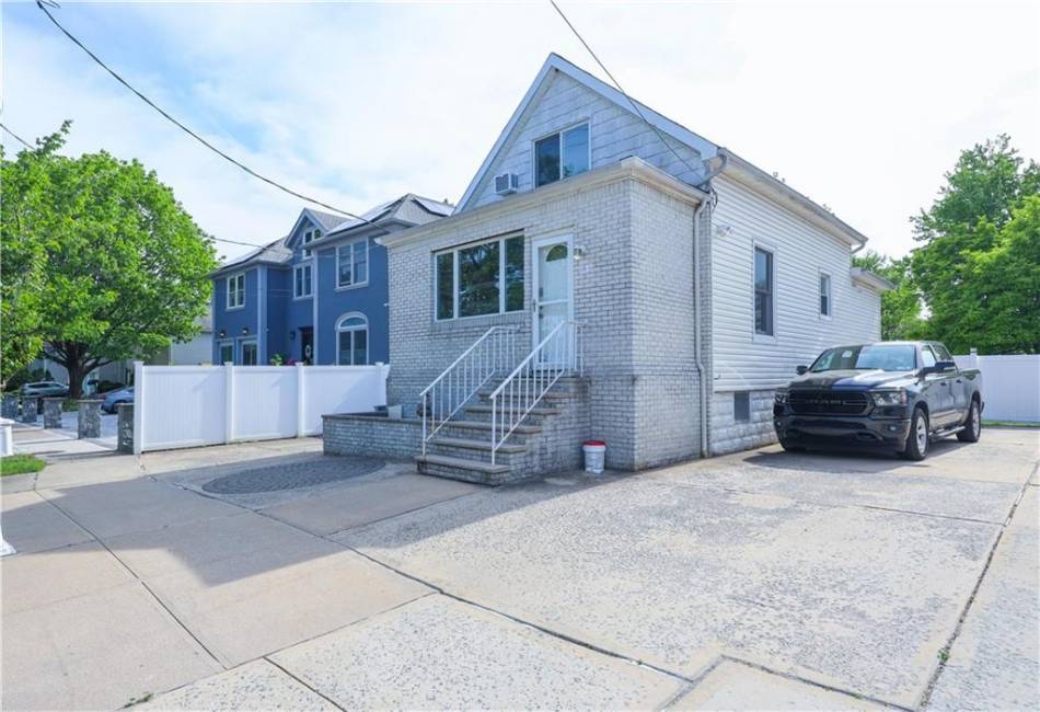 230 Bedell Avenue, Staten Island, New York 10307, 2 Bedrooms Bedrooms, ,1 BathroomBathrooms,Residential,For Sale,Bedell,492647