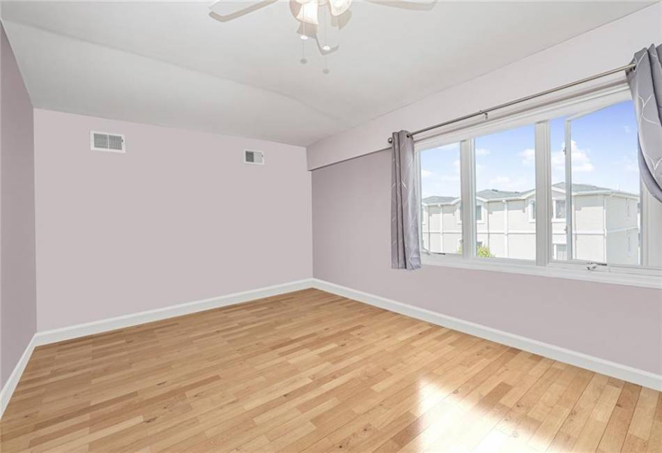 12 Seagate Court, Staten Island, New York 10305, 2 Bedrooms Bedrooms, ,3 BathroomsBathrooms,Residential,For Sale,Seagate,492663