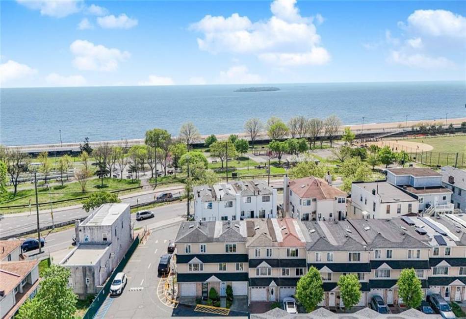 12 Seagate Court, Staten Island, New York 10305, 2 Bedrooms Bedrooms, ,3 BathroomsBathrooms,Residential,For Sale,Seagate,492663