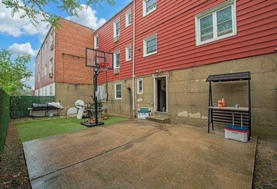 1435 80th Street, Brooklyn, New York 11236, 5 Bedrooms Bedrooms, ,4 BathroomsBathrooms,Residential,For Sale,80th,492678